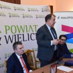 przekazanie umów na projekty inwestycyjne w Powiecie Wielickim Artur Kozioł i Wojciech Kozak 19.01.2018