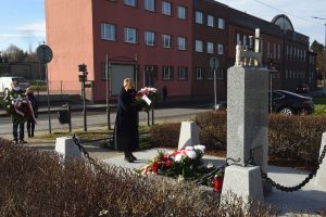 składanie kwiatów pod pomnikiem ofiar hitlerowskich w Wieliczce, Cecylia Radoń