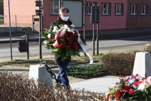 składanie kwiatów pod pomnikiem ofiar hitlerowskich w Wieliczce, Artur Kozioł