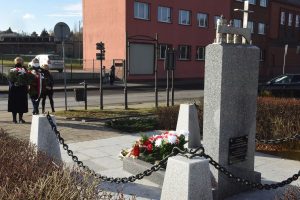 składanie kwiatów pod pomnikiem ofiar hitlerowskich w Wieliczce, Artur Kozioł, Magdalena Golonka, Cecylia Radoń
