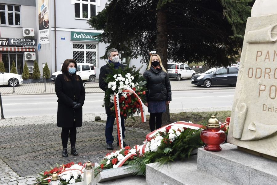 Narodowy Dzień Pamięci „Żołnierzy Wyklętych” w Wieliczce, Pomnik Odrodzenia Polski na wielickich plantach, Artur Kozioł, Magdalena Golonka